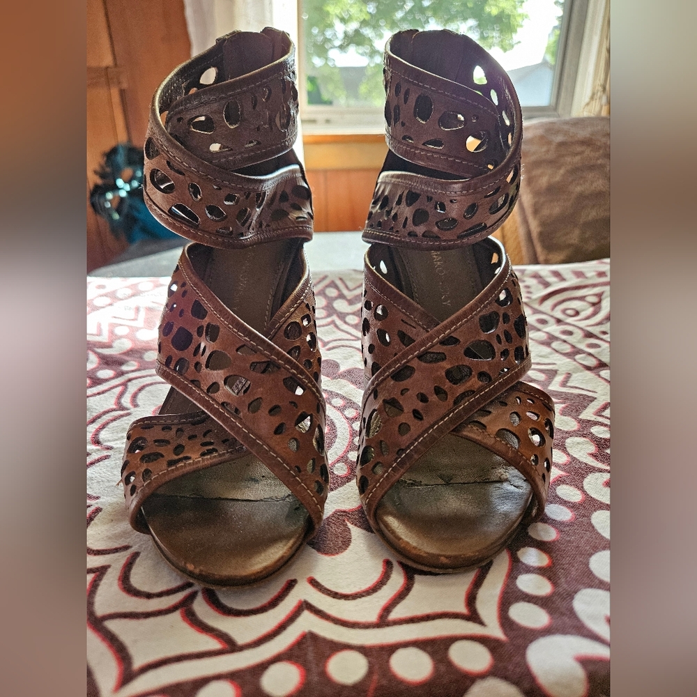 B MAKOWSKY BROWN LEATHER HEELS OPEN TOE size 5.5